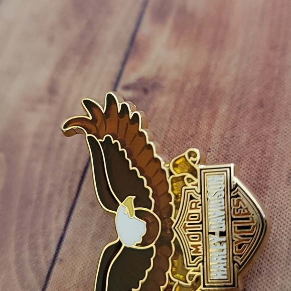 Harley-Davidson Stained Glass Eagle Bar & Shield Pin 1.75" x 1.25" Dated 2011 - Picture 6 of 8